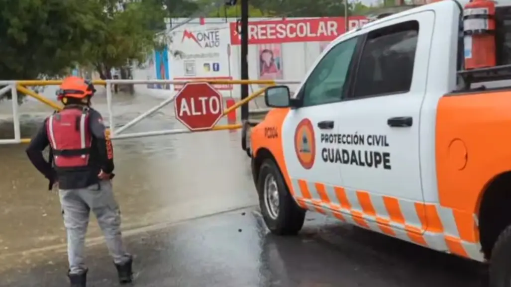 Cierran cruce ante intensas lluvias en Guadalupe