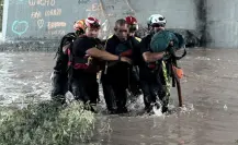 Rescatan a dos hombres en el río Santa Catarina en Monterrey