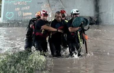 Rescatan a dos hombres en el río Santa Catarina en Monterrey