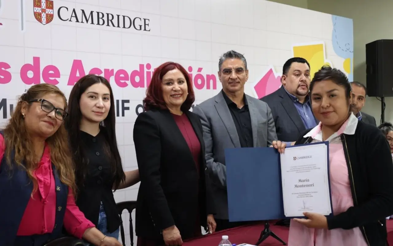 Presidenta municipal Rosi Wong Romero en la firma de convenio con Cambridge. Foto: FB/ Atisbos (Canva)