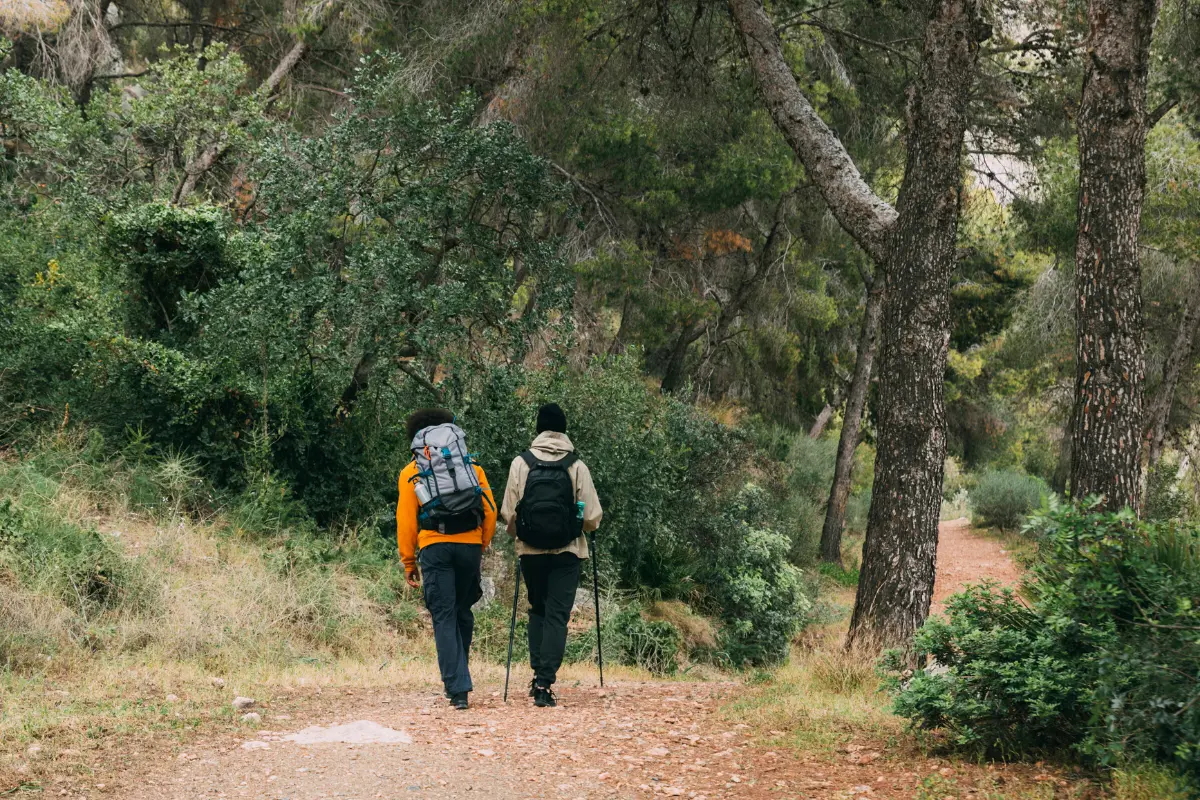 Senderismo en las montañas. Foto: Freepik