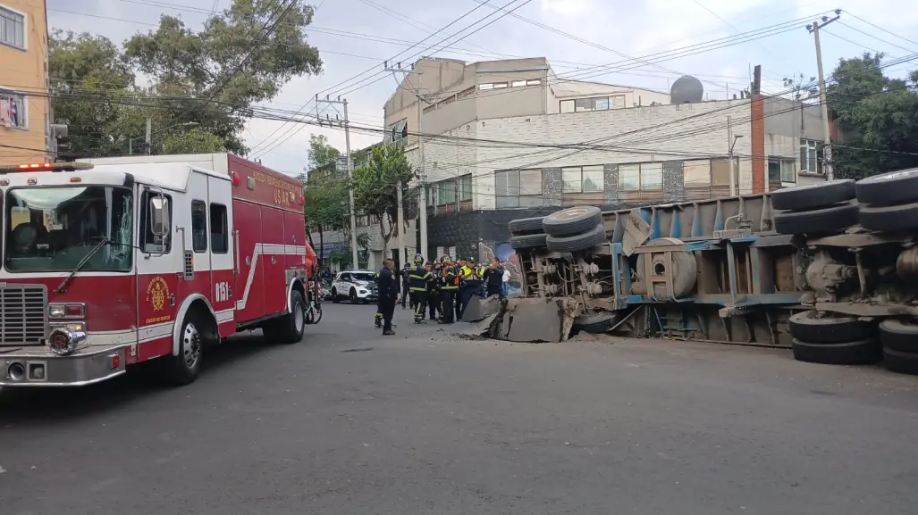 FOTOS | Tráiler de grava vuelca en la Cuauhtémoc; socavón se formó de la nada