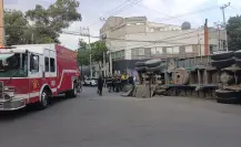 FOTOS | Tráiler de grava vuelca en la Cuauhtémoc; socavón se formó de la nada