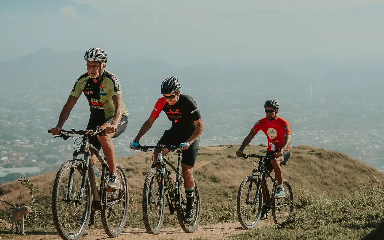 Tres ciclistas rodando. Foto: Canva