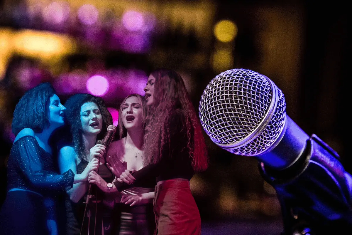 Es un lugar ideal para reunirse con amigos o incluso para conocer gente nueva que comparta el gusto por la buena música y el baile. Foto: Canva.
