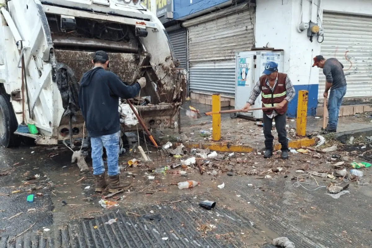 Por instrucciones del alcalde Jesús Nava Rivera, brigadas de la Secretaría de Servicios Públicos se desplegaron en distintos puntos. Foto: Gobierno de Santa Catarina.