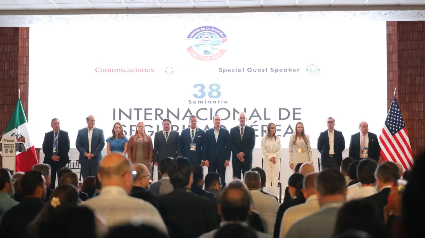 El gobernador Manolo Jiménez en la inauguración del seminario de aviación. (Fotografía: Gobierno de Coahuila)
