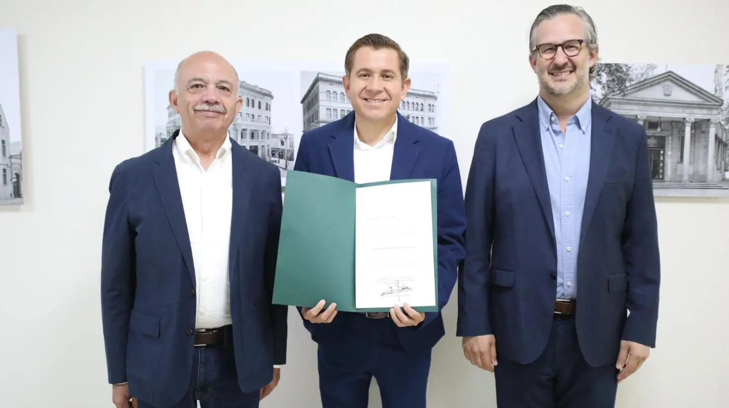 El secretario de Gobierno, Óscar Pimentel, junto a Hugo Iván Lozano, y Emanuel Garza, secretario de Educación.  (Fotografía: Gobierno de Coahuila)