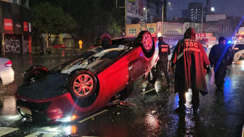 Lluvias provocan volcadura de automóvil en Miguel Hidalgo, CDMX