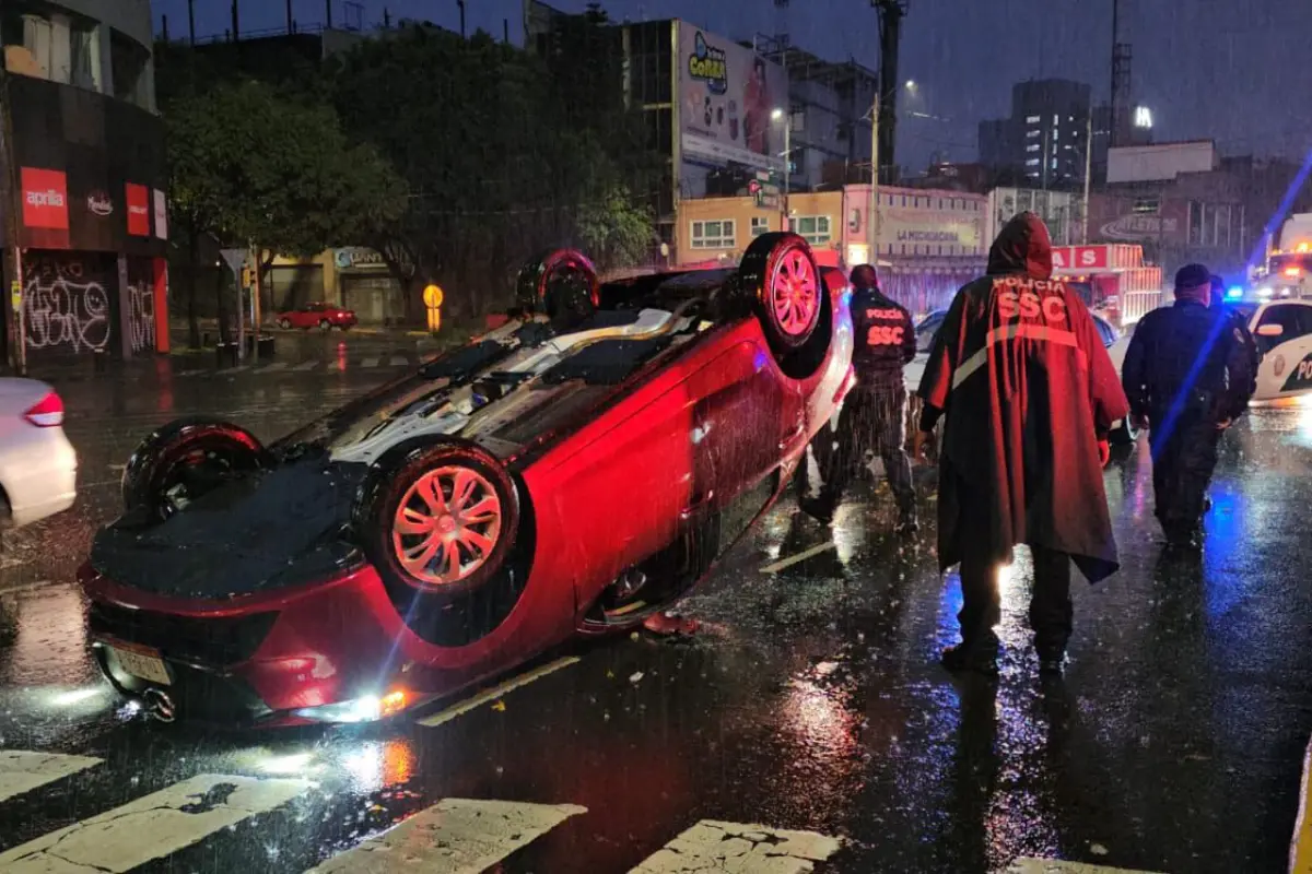 Vehículo accidentado por las lluvias en CDMX.     Foto: Ramón Ramírez