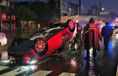 Lluvias provocan volcadura de automóvil en Miguel Hidalgo, CDMX
