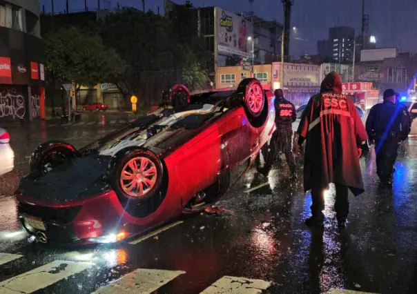 Lluvias provocan volcadura de automóvil en Miguel Hidalgo, CDMX