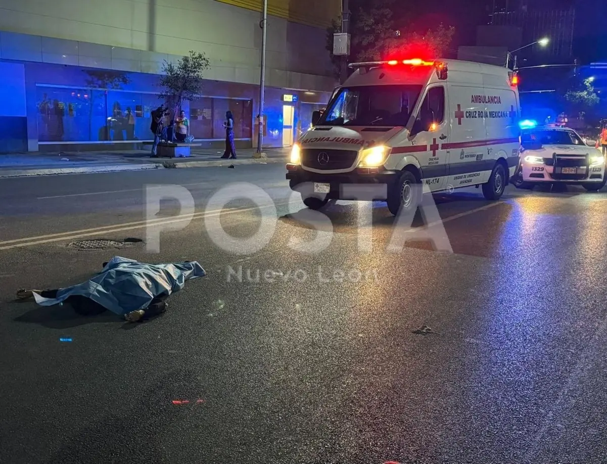 Agentes de Tránsito y la Secretaría de Seguridad de Monterrey ya trabajan con las cámaras de vigilancia cercanas para identificar el automóvil involucrado. Foto: POSTA.