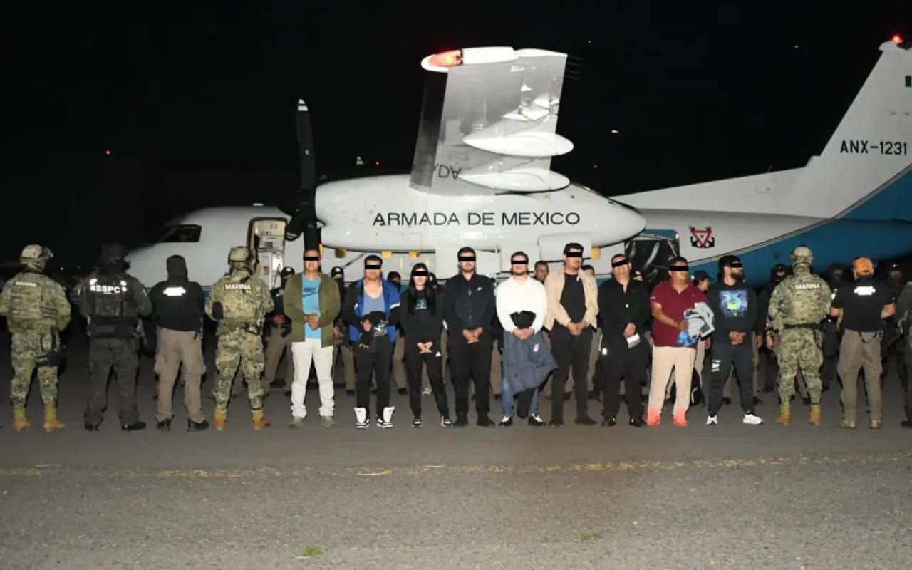 Detenidos siendo custodiados por persona de diversas corporaciones de seguridad. Foto: X (@OHarfuch)