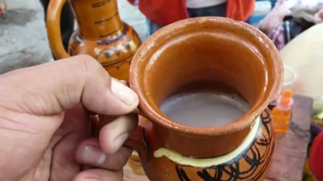 La bebida ancestral del Edomex que solo una persona puede preparar y se sirve en fiestas especiales