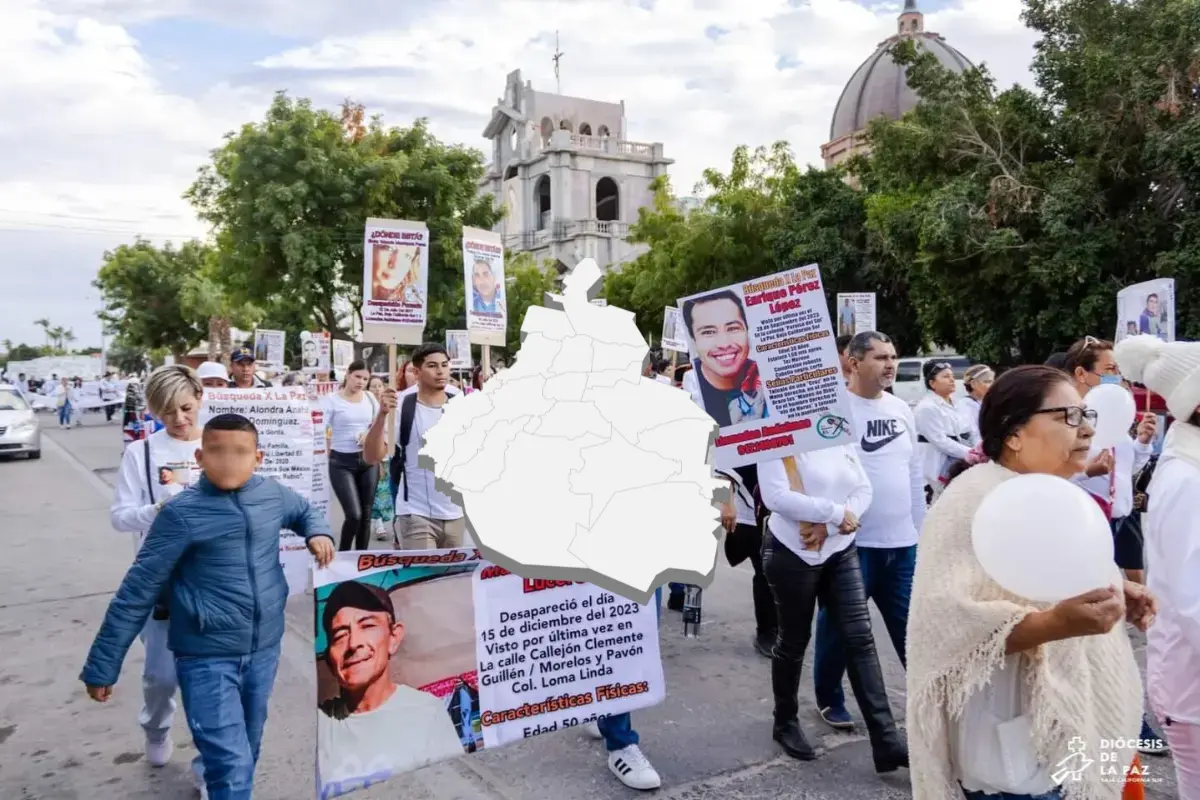 De fondo manifestantes por desapariciones, mapa de CDMX. Foto: Búsqueda x La Paz | Canva