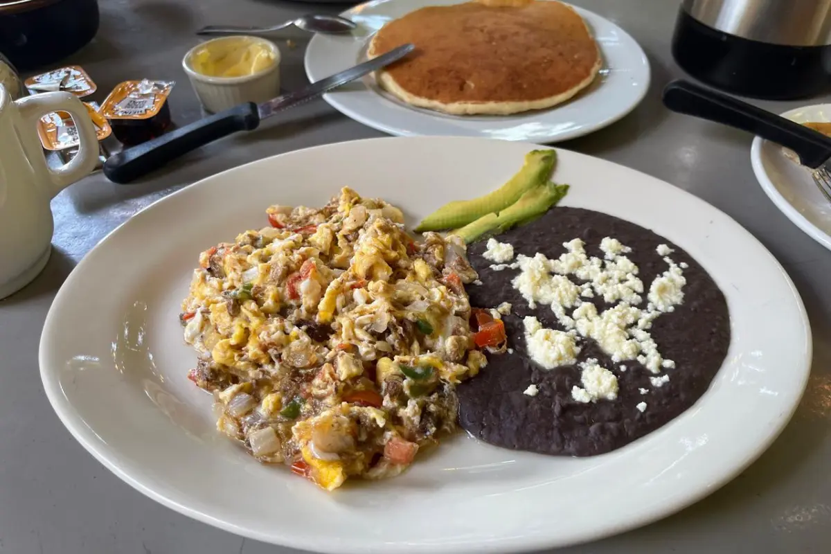 Exquisito almuerzo y unos deliciosos hotcakes puedes degustar en este restaurante | Foto: Perla Herrera