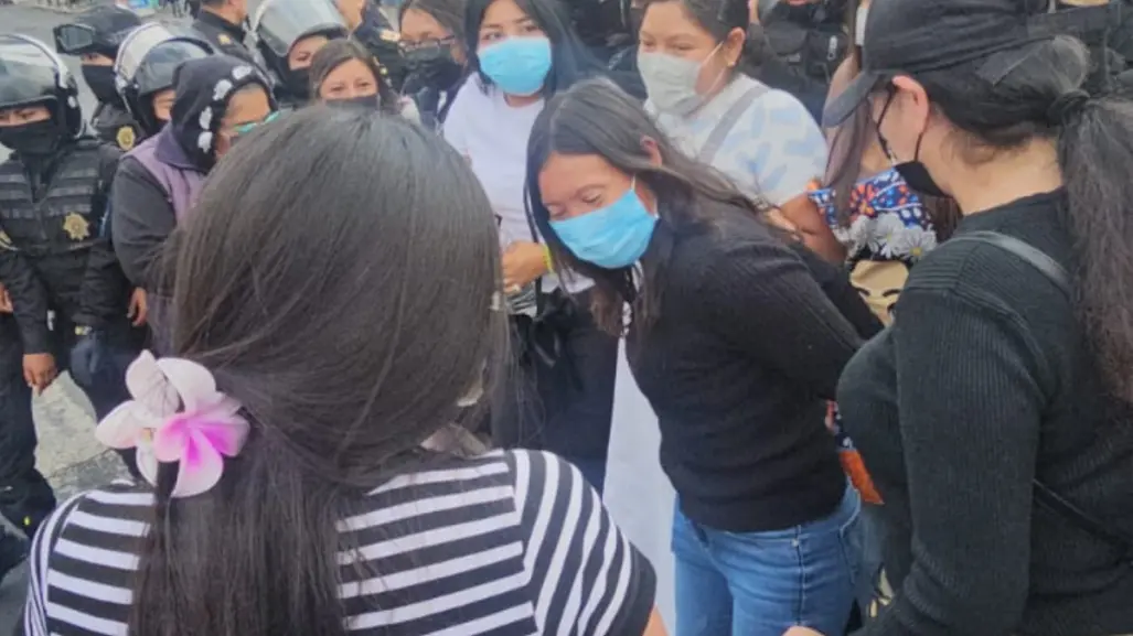 VIDEO | Feministas bloquean Cuauhtémoc tras desalojo de mercaditas en Benito Juárez