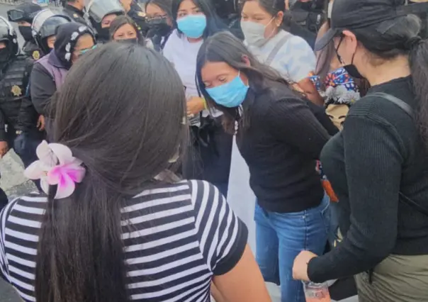 VIDEO | Feministas bloquean Cuauhtémoc tras desalojo de mercaditas en Benito Juárez
