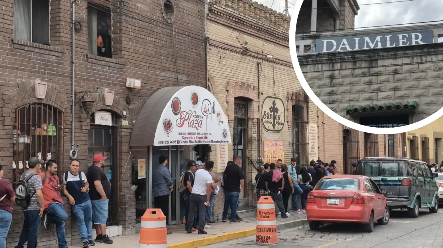 Trabajadores de DAIMLER abarrotan calles de Saltillo en busca de su liquidación / Fotos: Marco Juárez | Canva