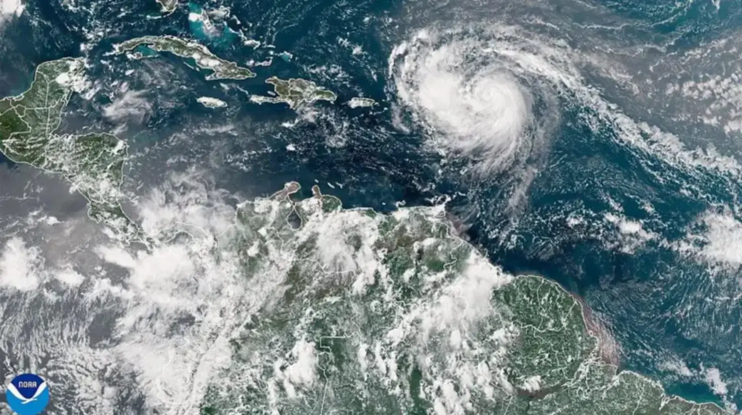 Huracán Erin se fortalece en el Atlántico y llega a la costa este de EU. Foto: Getty Images