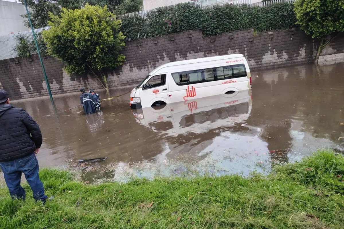Combi atrapada en inundación en Cuajimalpa. Foto: Ramón Ramírez