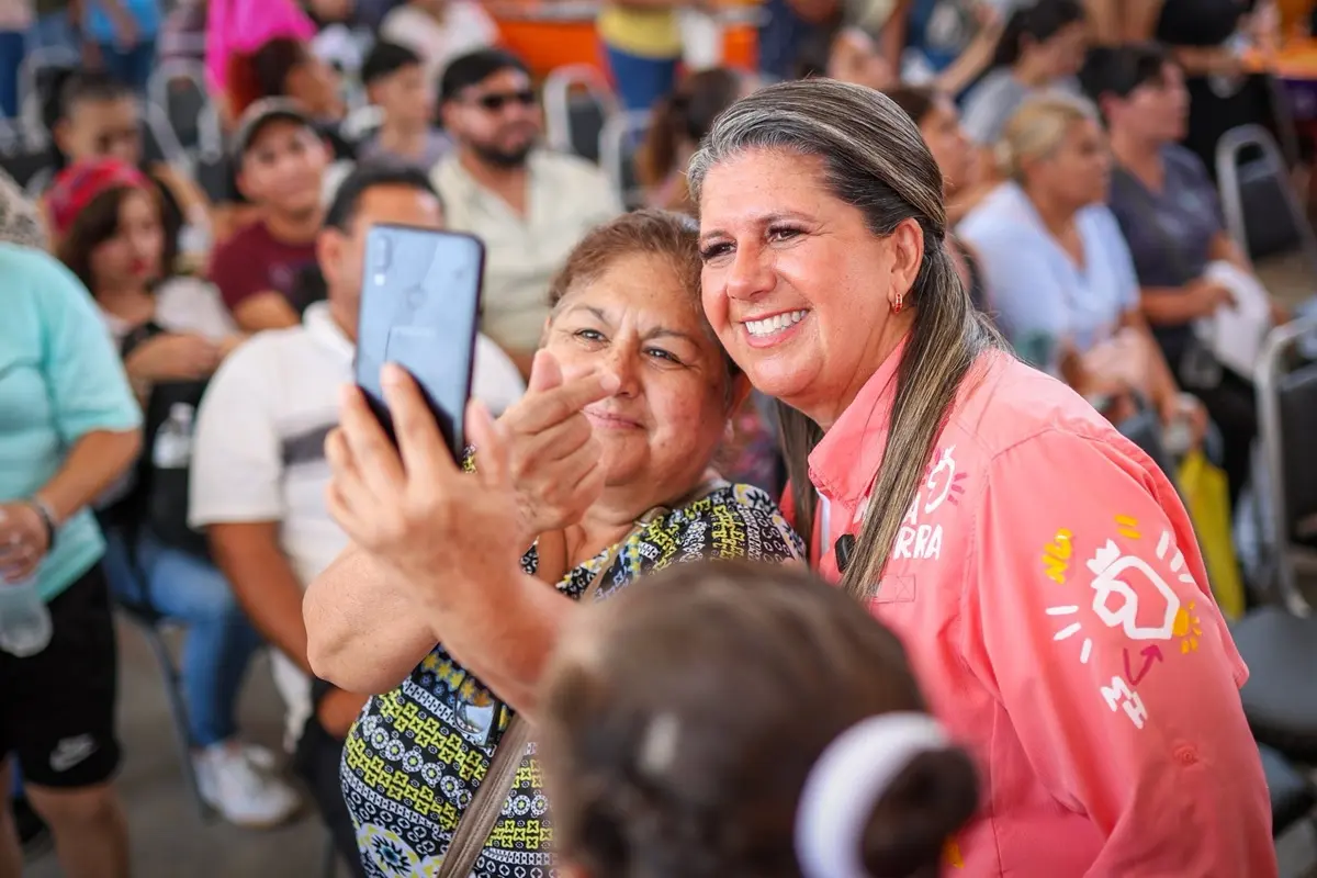 En la imagen, la secretaria de Igualdad e Inclusión, Martha Herrera, junto a una ciudadana durante un evento. Foto: Facebook Secretaría de Igualdad e Inclusión