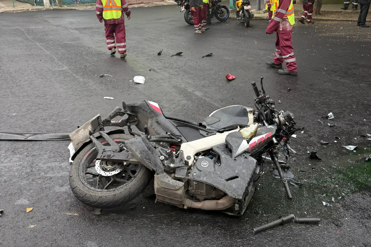 Moto accidentada en CDMX.     Foto: Ramón Ramírez