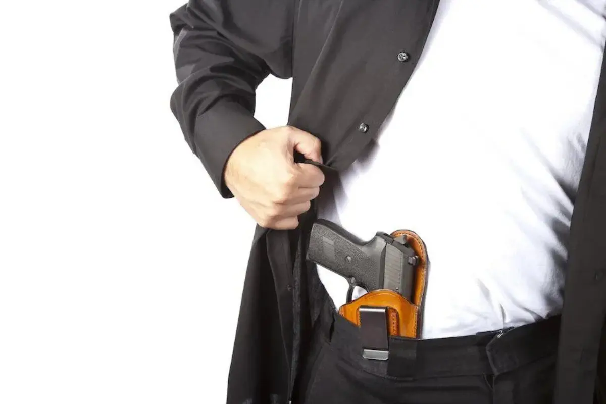 En Tamaulipas, el acceso a una licencia particular de portación de armas es un proceso que combina burocracia, controles médicos y justificación legal. Foto: Freepik