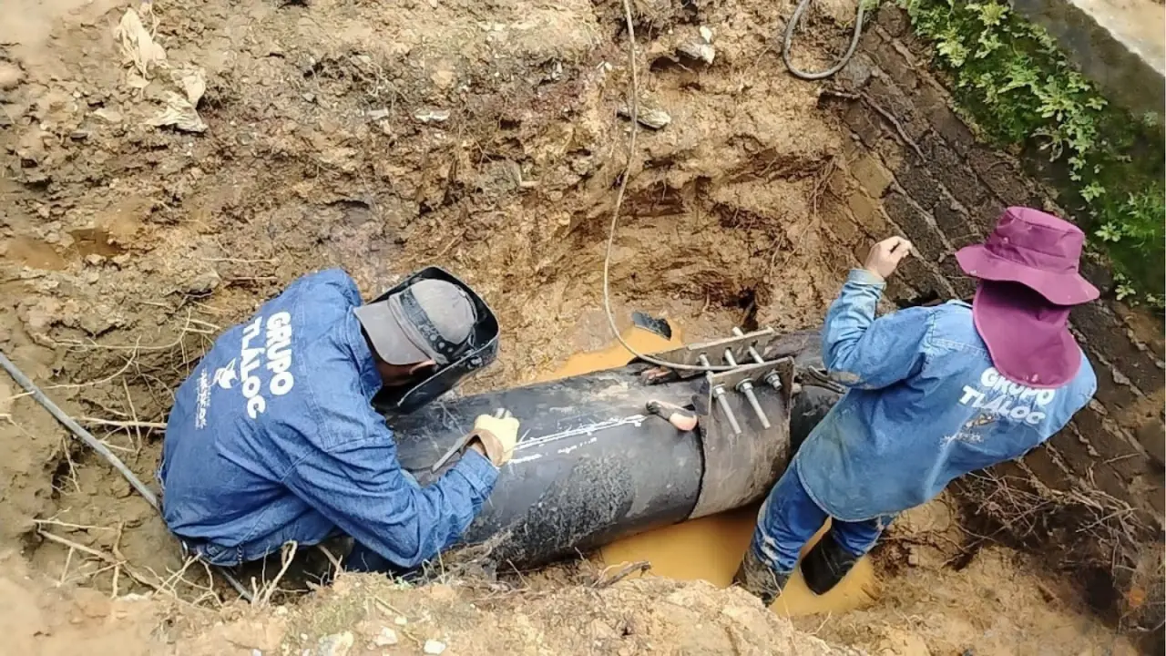Reparación de tubería. Foto: X/ @CAEM_EDOMEX (Canva)