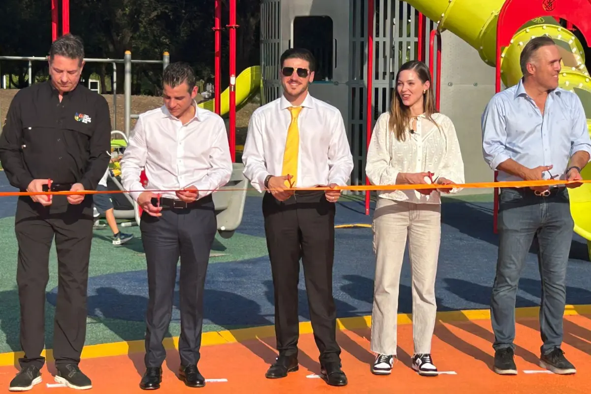 La nueva zona infantil cuenta con diversos juegos como resbaladeros, subibajas y columpios, distribuidos en seis áreas/Foto: Jorge López