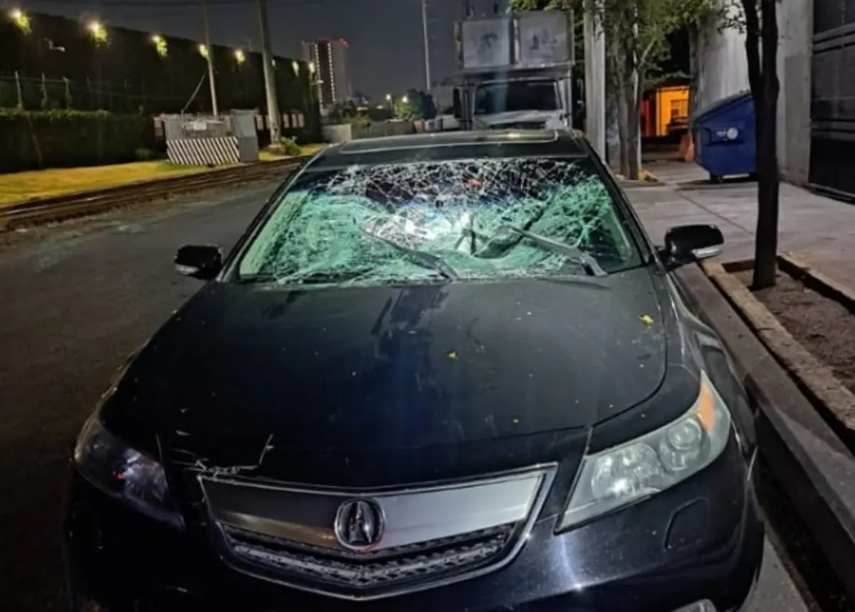 El automóvil, un Honda Acura color negro con placas TBS710B, fue localizado por la Policía de Monterrey alrededor de las 05:05 horas en Prolongación Colón y 20 de Noviembre. Foto: Policía de Monterrey.