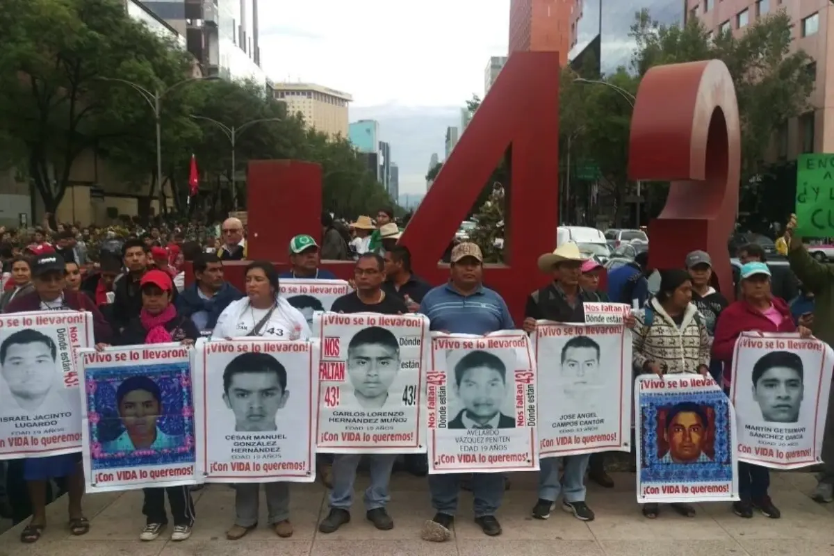 Vidulfo Rosales junto a padres de los normalistas de Ayotzinapa Foto: X(Twitter) Vidulfo Rosales