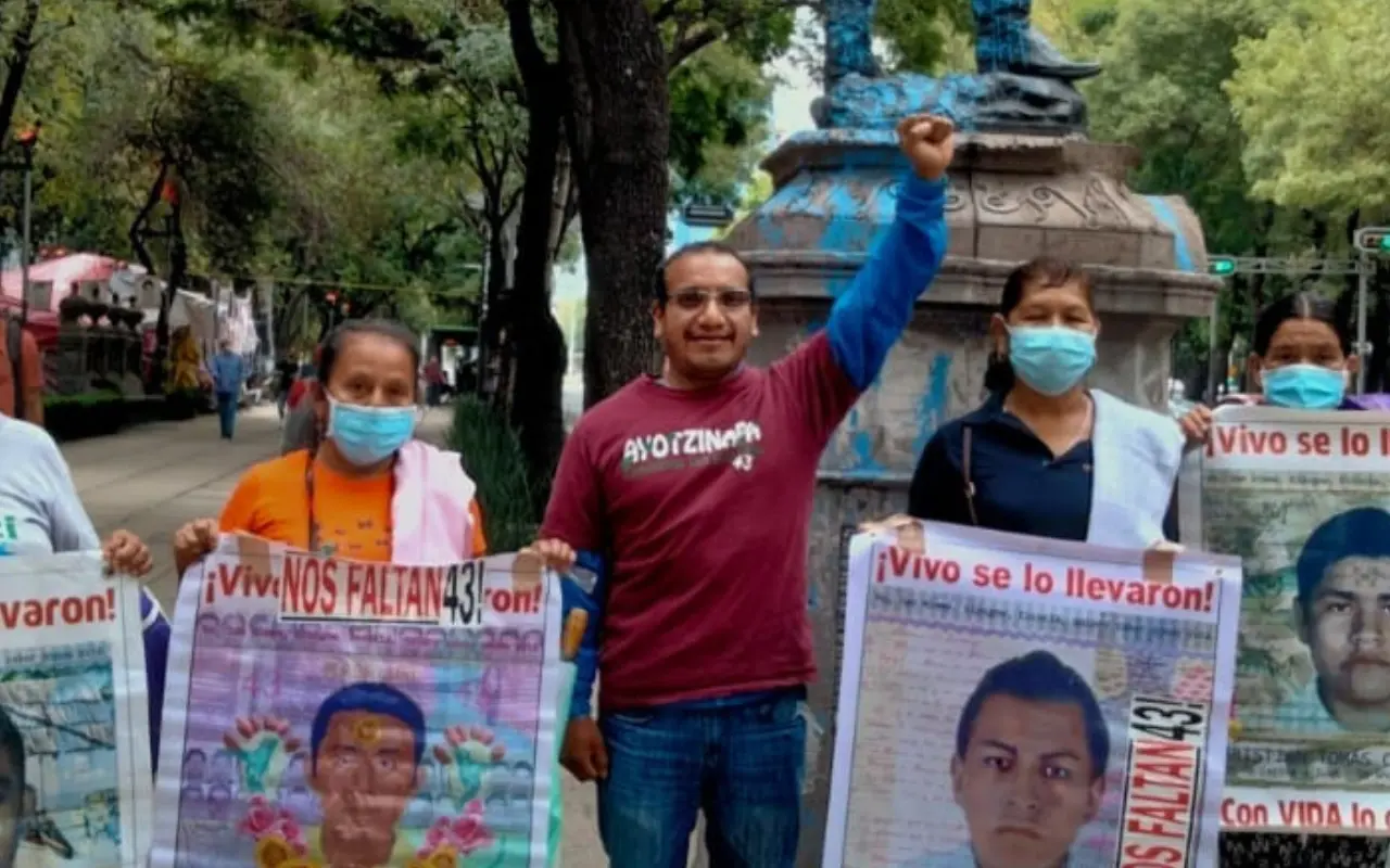 Vidulfo Rosales junto a familiares de los normalistas de Ayotzinapa. Foto: Facebook (Vidulfo Rosales )