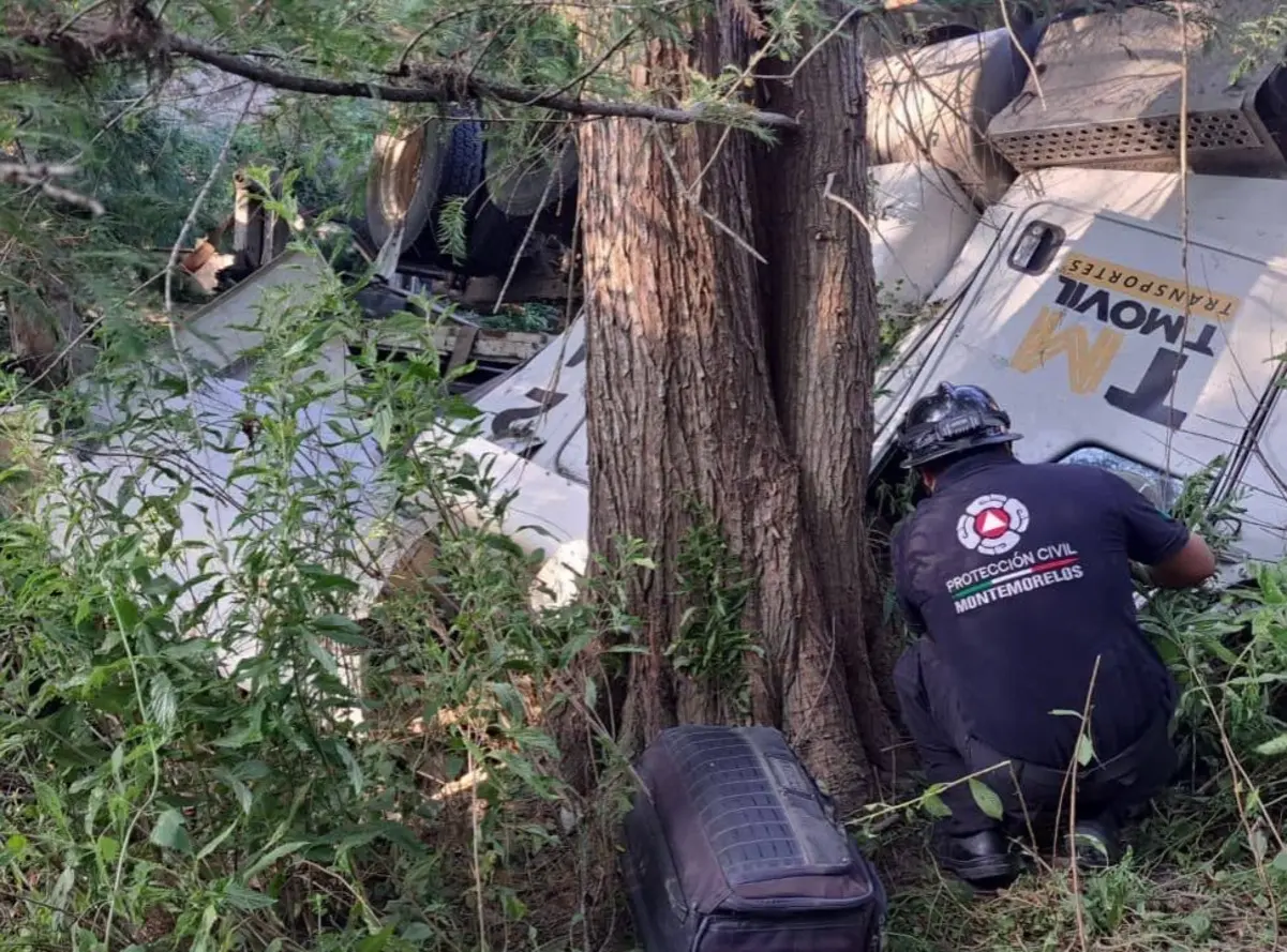 Se realizaron labores de control del tráfico, revisión de la carga transportada y coordinación con la Guardia Nacional para garantizar la seguridad en la carretera. Foto: Protección Civil de Montemorelos.