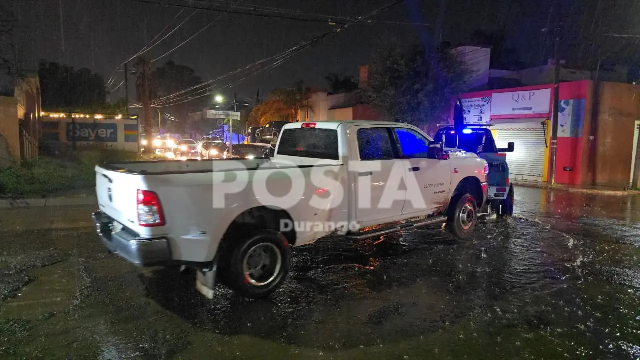 Tras un operativo en un fraccionamiento de la ciudad capital, autoridades federales recuperaron vehículos con reporte de robo. Foto: Luis Lozano.