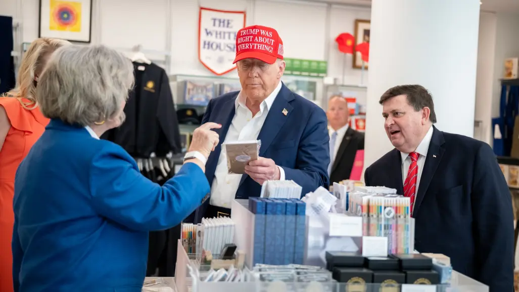 ¿Qué significa la frase de la gorra que usó Donald Trump al anunciar el sorteo del Mundial 2026?