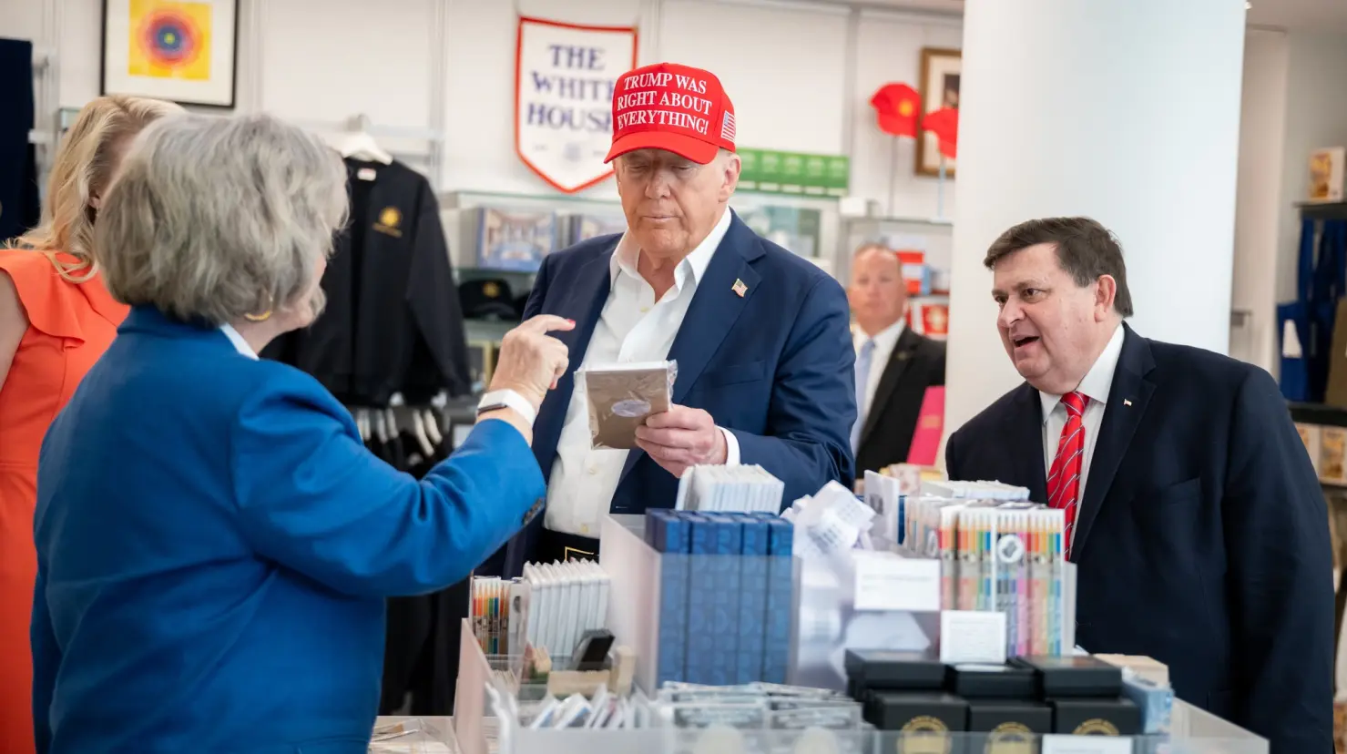¿Qué significa la frase de la gorra que usó Donald Trump al anunciar el sorteo del Mundial 2026? Foto: Facebook (The White House)