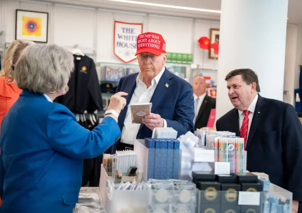 ¿Qué significa la frase de la gorra que usó Donald Trump al anunciar el sorteo del Mundial 2026?