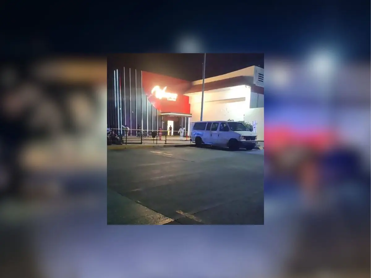 Dos personas recibieron un ataque armado la madrugada de este viernes en una plaza comercial de Playa del Carmen dejando como saldo a uno de ellos fallecido.- Fuente Frontera Sur Quintana Roo