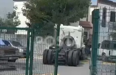 Balean a trailero tras persecución en Apodaca; se estrella contra casa