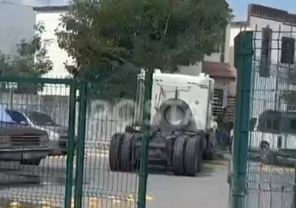 Balean a trailero tras persecución en Apodaca; se estrella contra casa