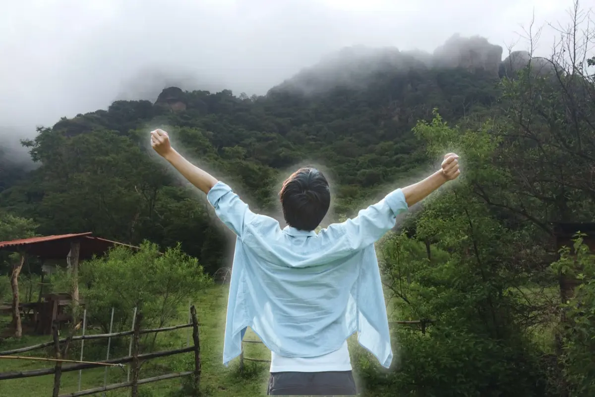 De fondo lugar para acampar, persona feliz. Foto: Campamento Xopilco | Canva