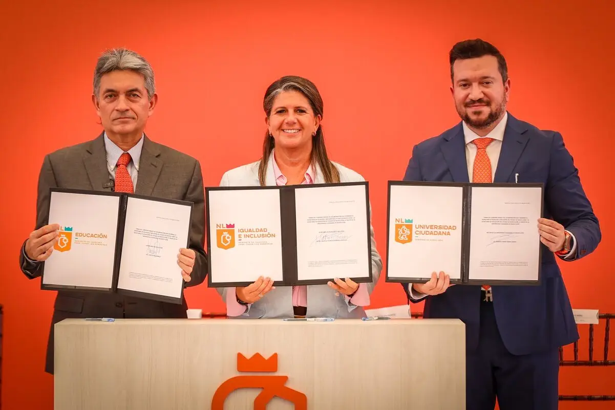 El convenio firmado por Martha Herrera, Secretaria de Igualdad e Inclusión; Juan Paura, Secretario de Educación; y Alberto Mora, Rector de la UC. Foto: Secretaria de Igualdad e Inclusión.