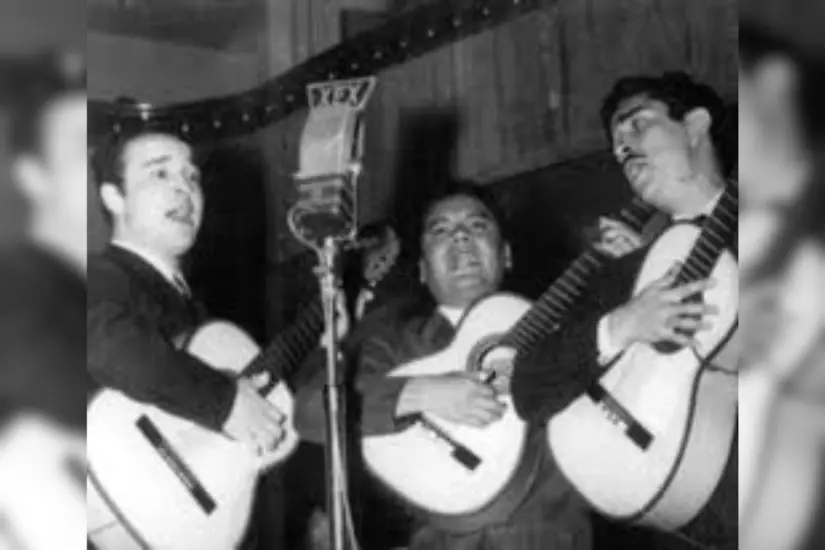 Cuco Sánchez acompañado por dos cantantes en la XEW. Foto: Mediateca INAH