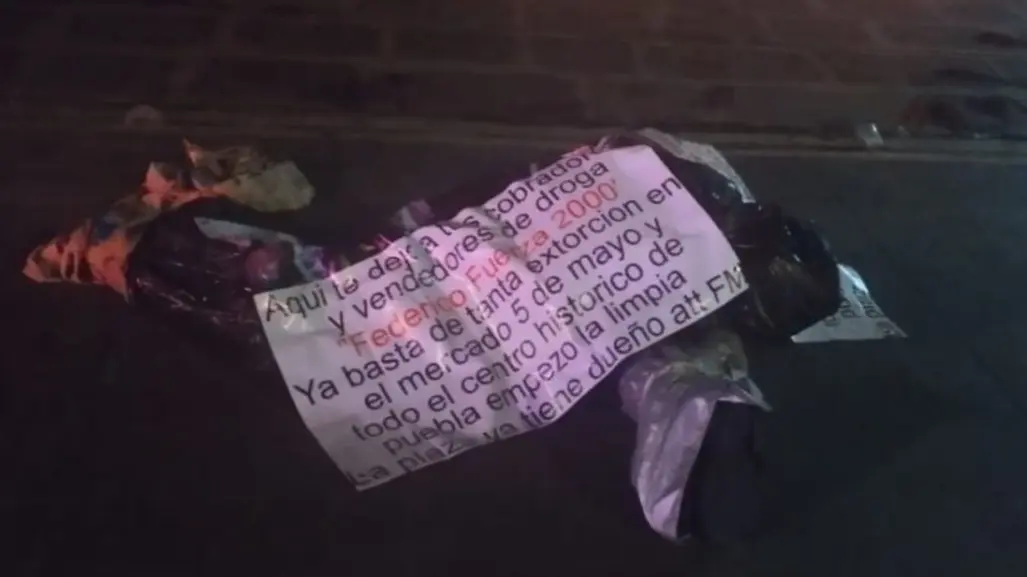 Con mensaje amenazante a líder ambulante, dejan 2 cuerpos emplayados en el Centro Histórico de Puebla