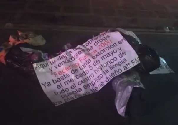Con mensaje amenazante a líder ambulante, dejan 2 cuerpos emplayados en el Centro Histórico de Puebla