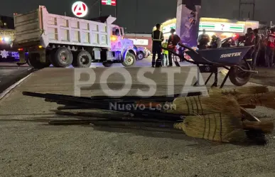 Camión atropella a dos trabajadores y acaban lesionados en Monterrey
