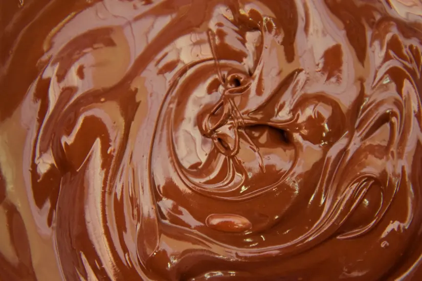 Te presentamos una selección de los mejores chocolates en polvo y bebidas sabor chocolate, basada en el estudio de Profeco. Foto: Canva