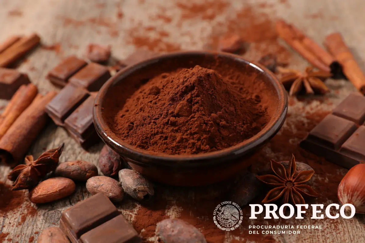 Conoce los mejores polvos y bebidas sabor chocolate según Profeco, evaluando su calidad e ingredientes en este análisis. Foto: Canva